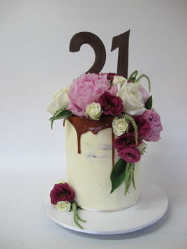  Drip cake with fresh flower cascade