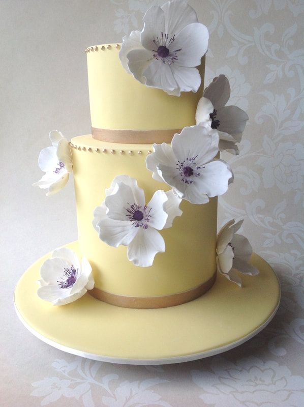 Yellow and gold cake with poppies 