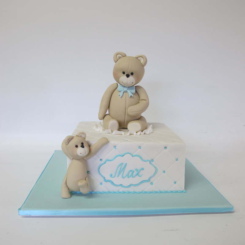 Quilted cake with teddy figurines